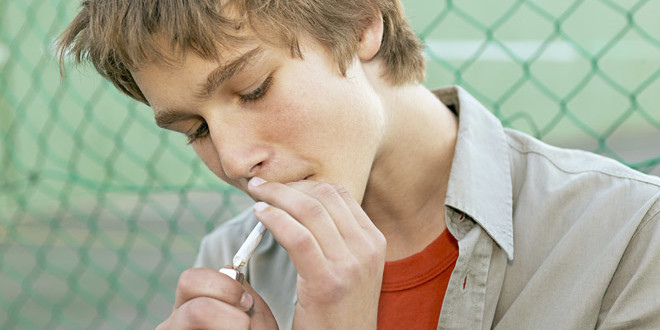 التدخين إحدى مشاكل المراهقين لتمثيل دور النضج والنمو