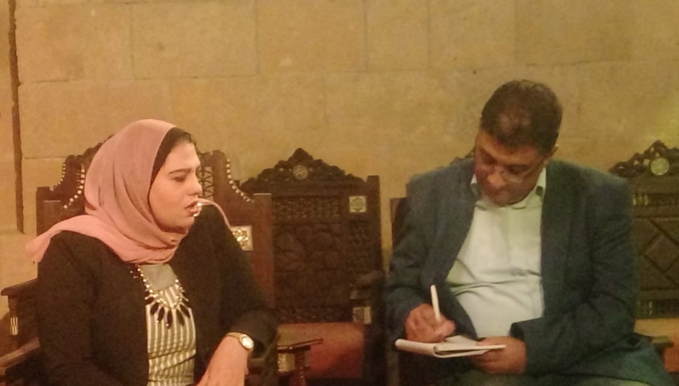 الكاتبة سمية عبد المنعم مع محرر جداريات
