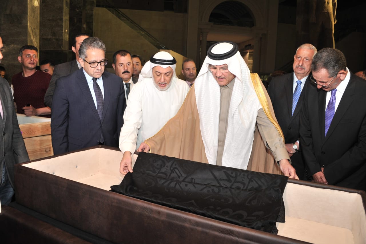 السفير السعودي يهدى قطعة من كسوة الكعبة المشرفة