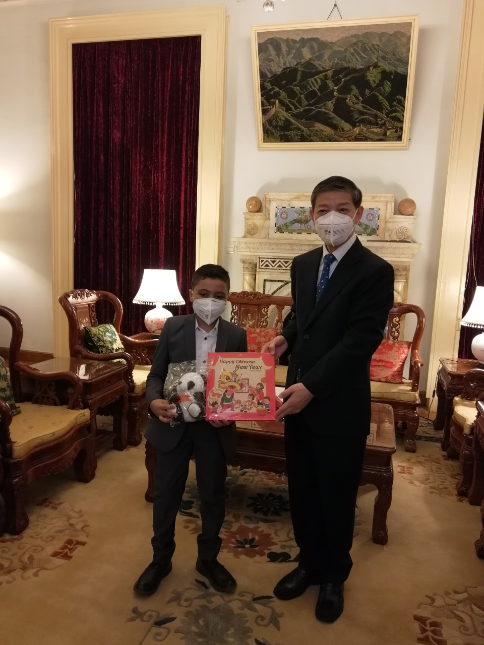 السفير الصيني يسلم جائزة لأحد الأطفال