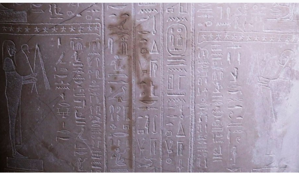 بقعة على قطعة أثرية مصرية بعد تلطيخها بسائل داخل البلاط المصري بمتحف نيو في برلين