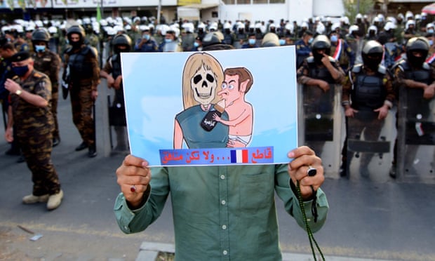احتجاجات على الانتهاكات الفرنسية أمام السفارة الفرنسية في بغداد