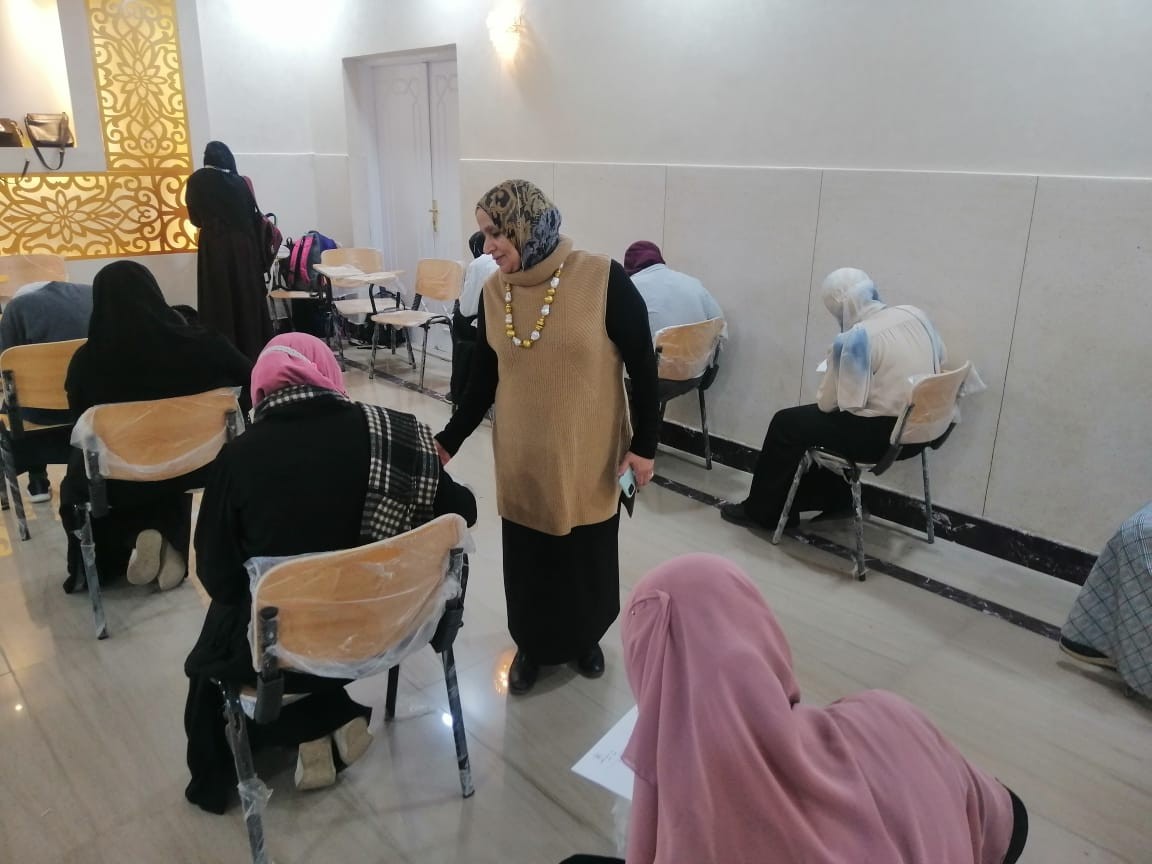 طالبات الدراسات الإسلامية للبنات بالقاهرة يؤدين الامتحانات