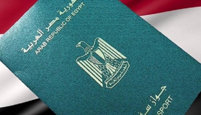 22 مصريا يتخلون عن جواز السفر المصري