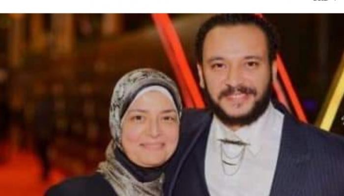 الفنان أحمد خالد صالح مع والدته