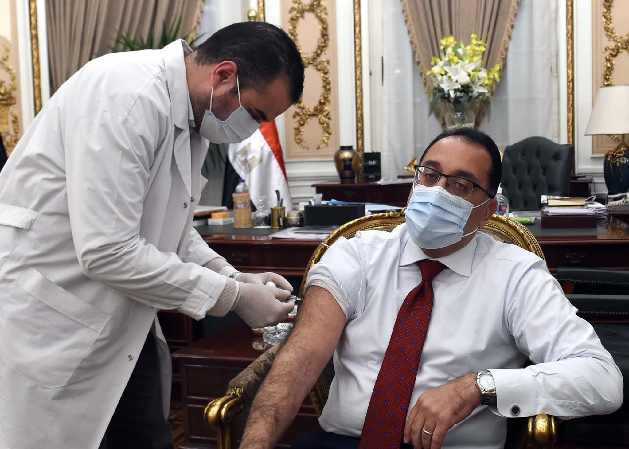 رئيس الوزراء يتلقى اللقاح