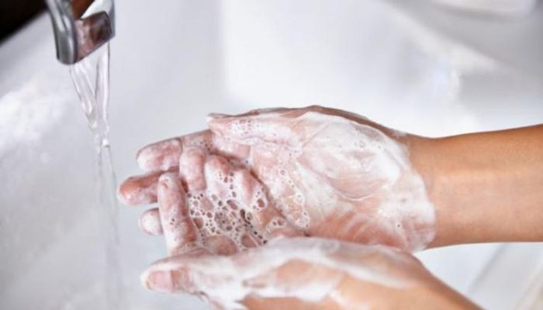 غسل اليدين باستمرار يحمي من البكتيريا