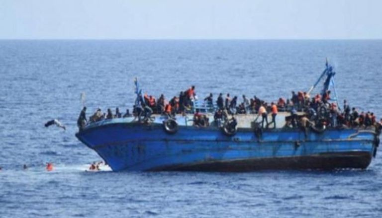 قارب للمهاجرين