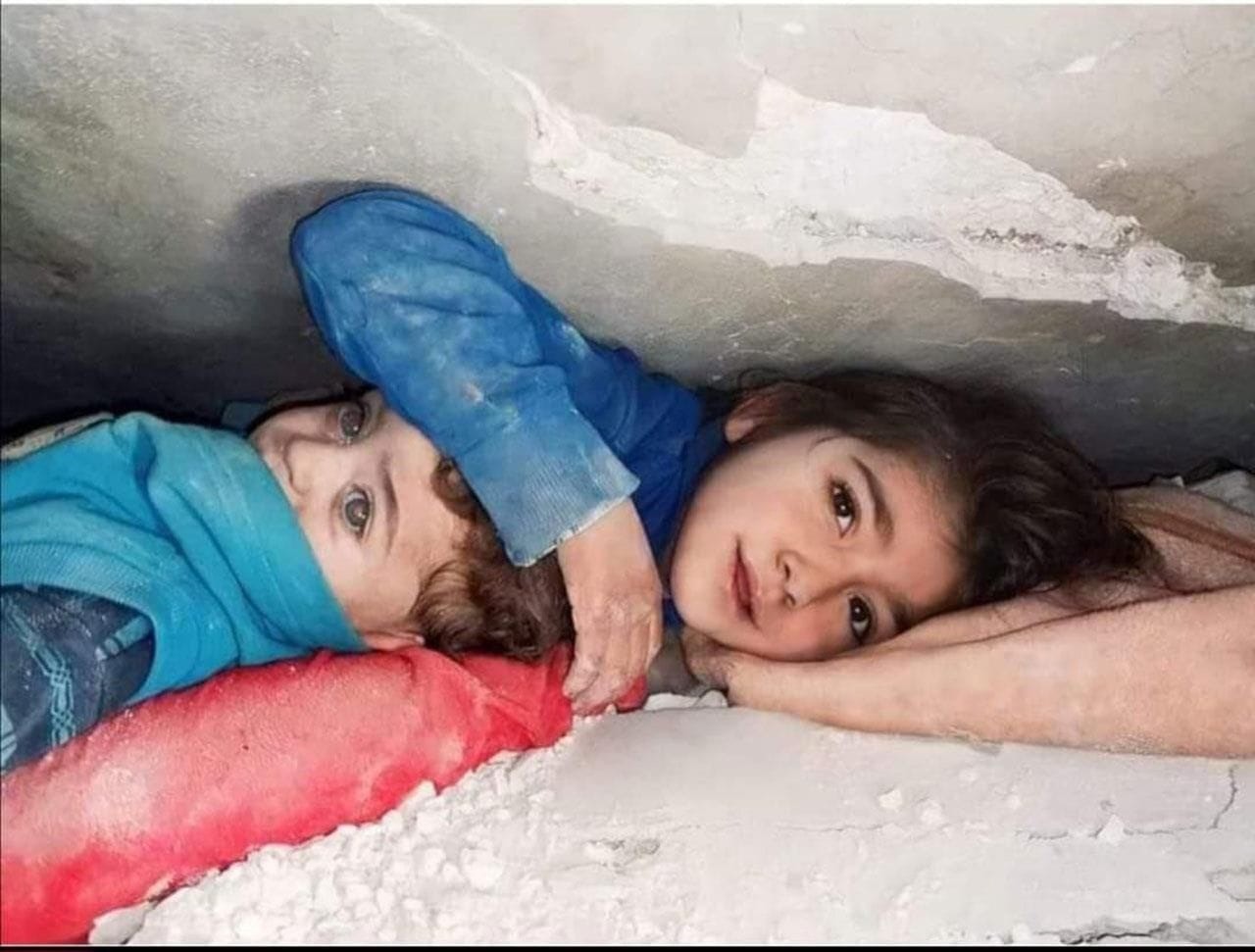 صورة لأطفال سوريا بعد انهيار منزلهم بسبب الزلزال